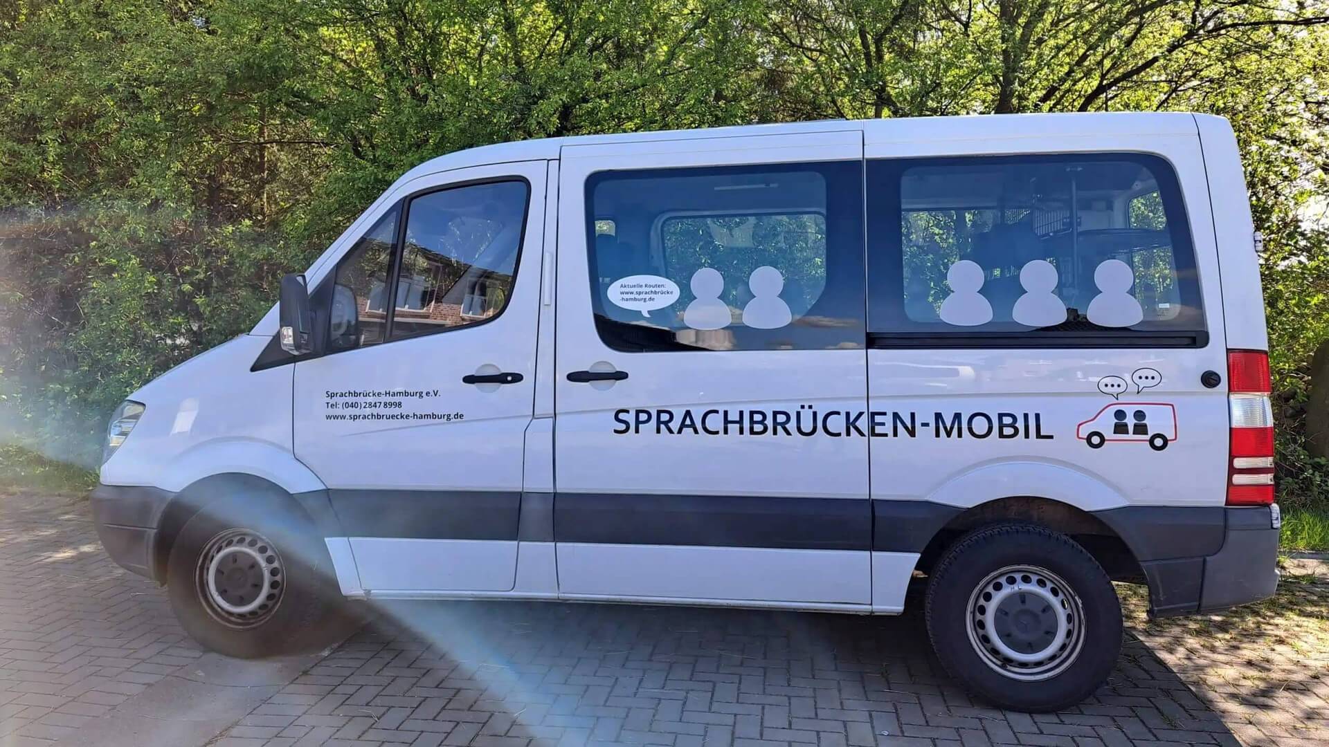 Sprachbrücken-Mobil Ein weißer Sprinter mit dem Schriftzug Sprachbrücken-Mobil