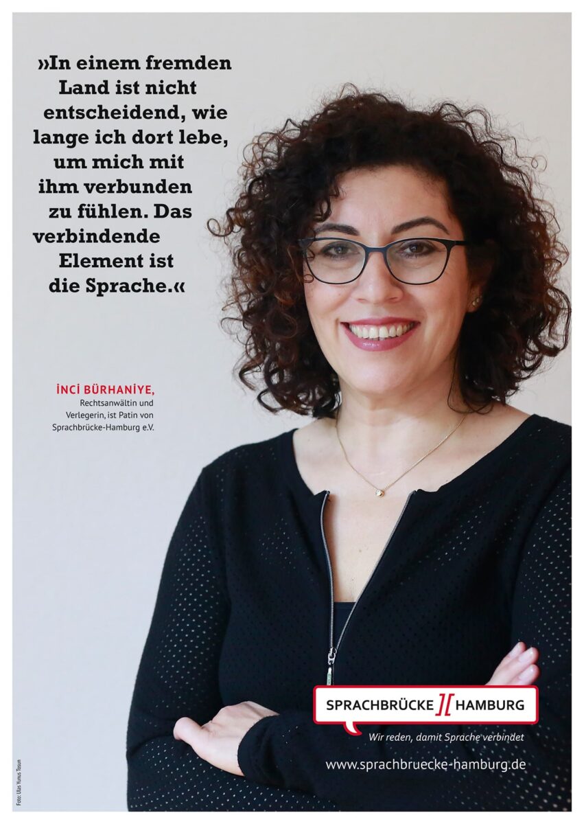 Plakat mit dem Motiv „In einem fremden Land“ und Inci Bürhaniye im Hochformat