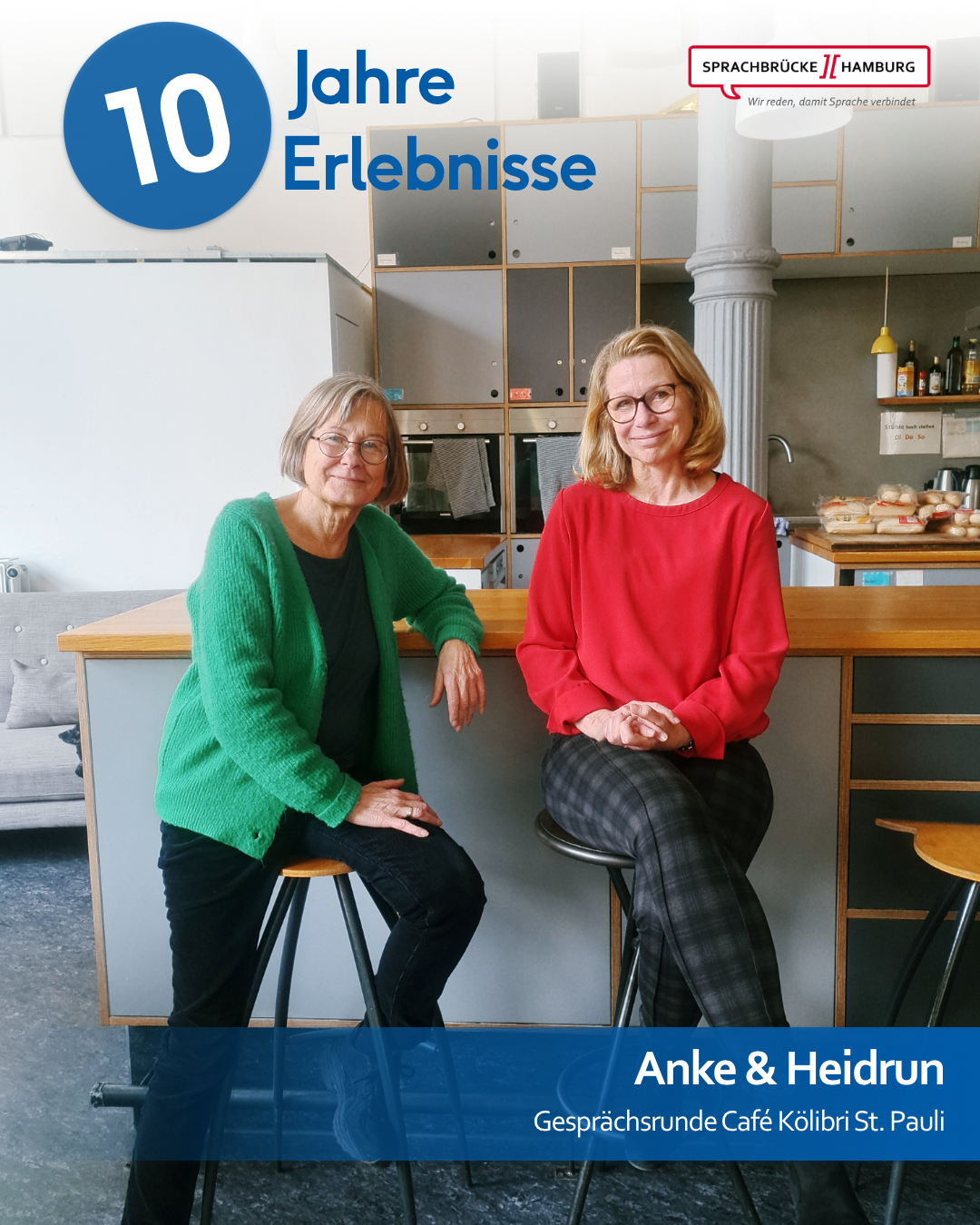 Die beiden Gesprächsleiterinnen Anke und Heidrun vom Gesprächsstandort St. Pauli sitzen auf Barhockern und lächeln in die Kamera
