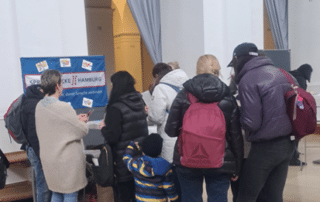 Menschen vor dem Sprachbrücke-Hamburg-Stand beim „Marktplatz der Begegnungen“ in der Handelskammer Hamburg