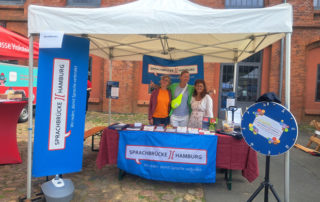 Der Stand von Sprachbrücke-Hamburg e.V. auf dem Hoffest in Barmbek bei „Barmbek schwingt“