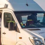 Krim und Reinhard an ihrem Wohnmobil