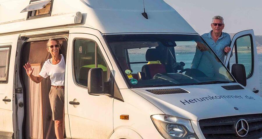 Krim und Reinhard an ihrem Wohnmobil