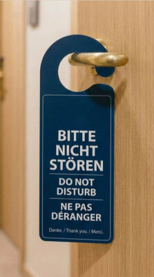 Türklinkenschild mit der Aufschrift "Bitte nicht stören"
