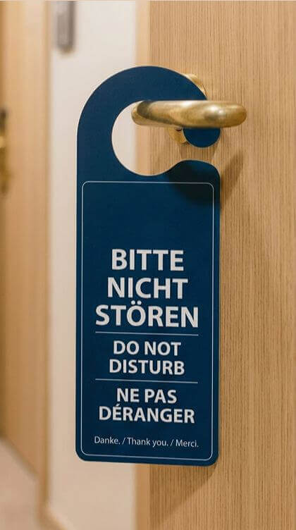 Türklinkenschild mit der Aufschrift "Bitte nicht stören"