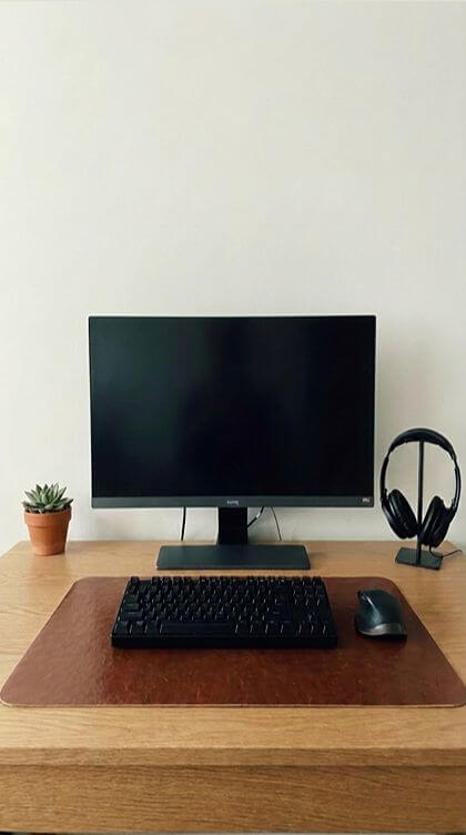 Leerer Arbeitspaltz für eine Online-Gesprächsrunde.