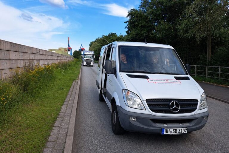 Das Sprachbrückenmobil steht im Stau