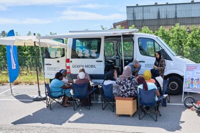Das Sprachbrückenmobil während einer Gesprächsrunde