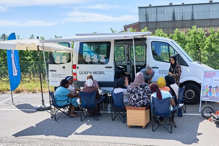 Das Sprachbrückenmobil während einer Gesprächsrunde